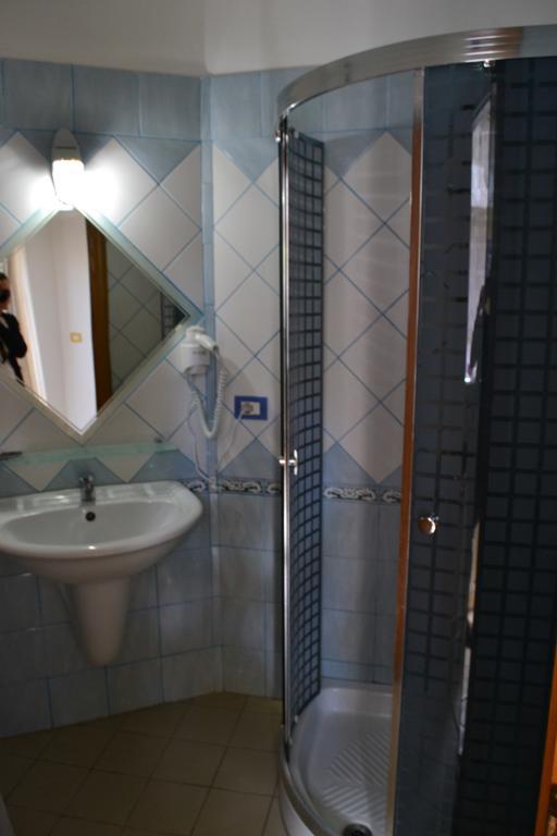 Hotel Alpine Vlorë Quarto foto